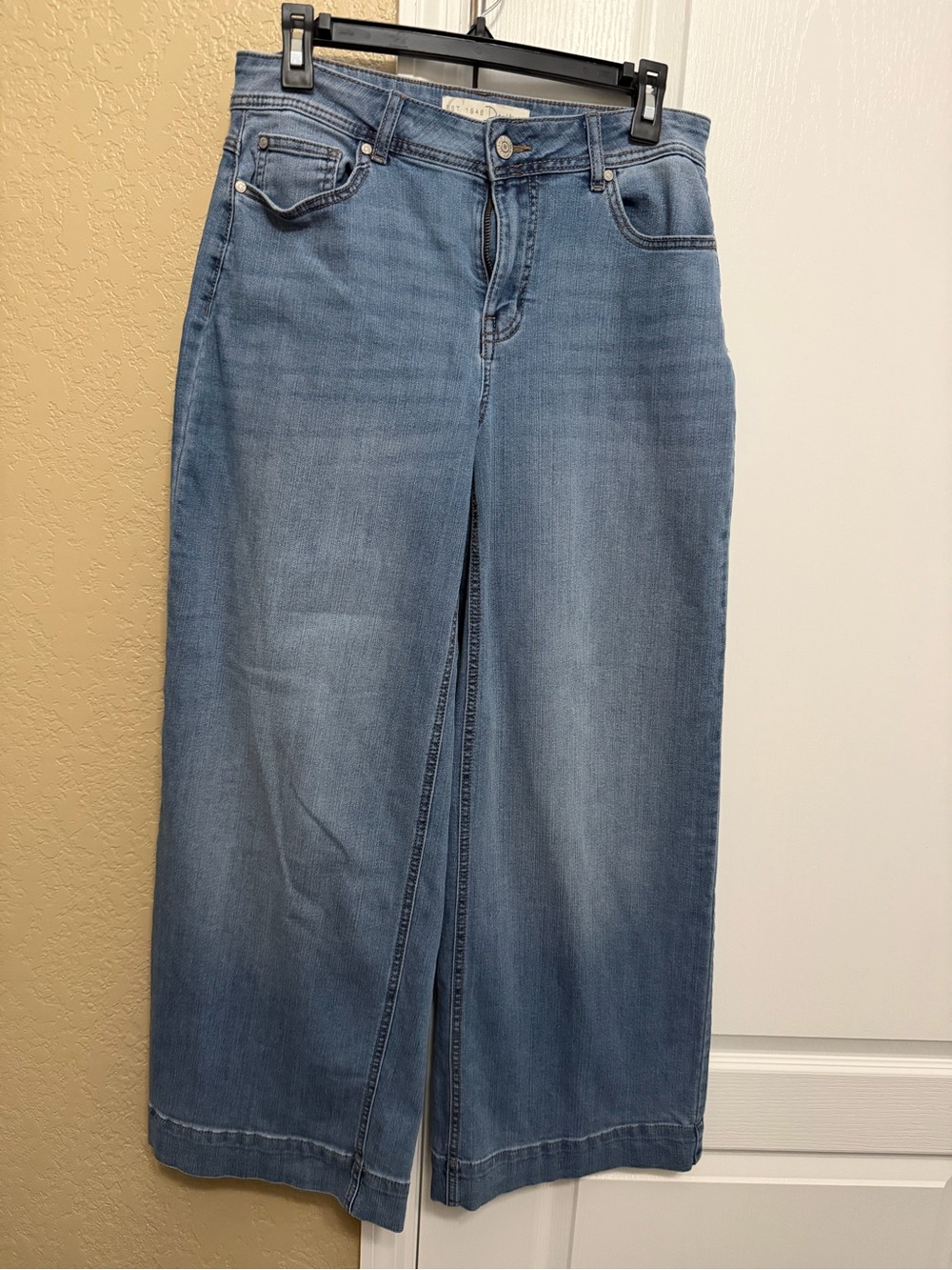 Classic Light Blue Wide-Leg Women’s Jeans